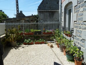 Property grounds - Bright house near the Rance - 3 bedrooms, master suite, south-facing courtyard (Pleudihen-sur-Rance)