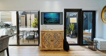 Coastal Chic 1BR Retreat – Walk to Jupiter Beach!