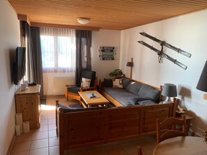 Living area - Cozy vacation apartment on the Gerlitzen Alpe in the ski & hiking paradise of... (Treffen am Ossiacher See)