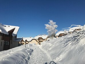 Property grounds - Cozy vacation apartment on the Gerlitzen Alpe in the ski & hiking paradise of... (Treffen am Ossiacher See)