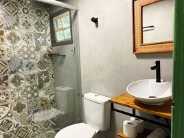 Toalhas de banho, sabonete, papel higiênico 