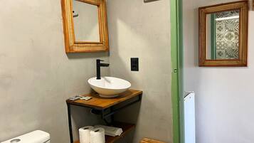 Asciugamani, sapone, carta igienica