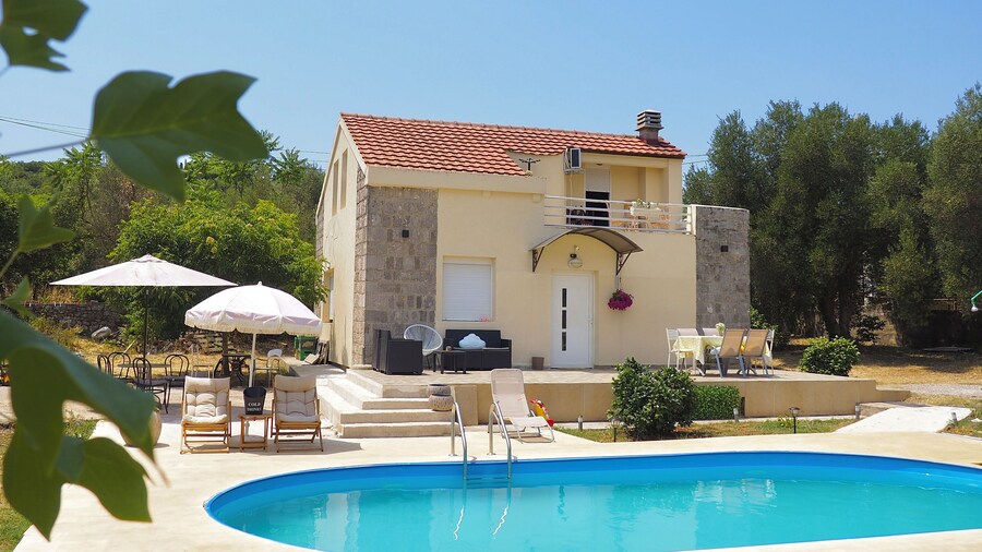 Villa Paraiso with Pool