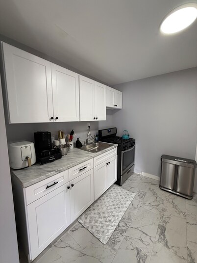 Cozy 1-Bedroom Hideaway – Comfort & Convenience