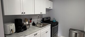 Cozy 1-Bedroom Hideaway – Comfort & Convenience