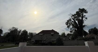 Cozy 1-Bedroom Hideaway – Comfort & Convenience