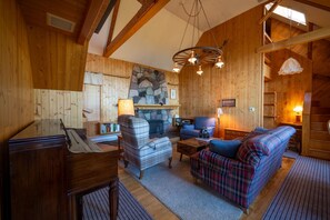 Televisio, takka, pöytätennispöytä, kirjoja