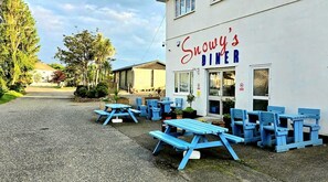 Outdoor dining - 5berth -family Friendly -parkingspot -heated Pool, Gym, Laundrette, Cafe & Clubhouse Bar (Par)