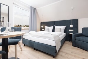 1 habitación, tabla de planchar con plancha y cuna de viaje