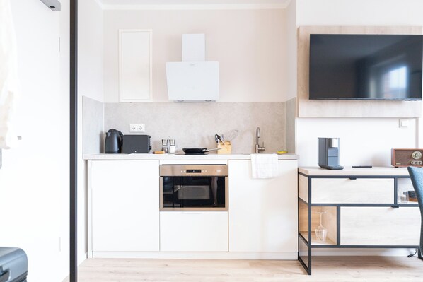 Refrigerador, microondas, cafetera y tetera y tetera eléctrica