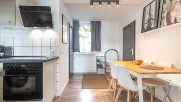 Fridge, oven, stovetop, cookware/dishes/utensils