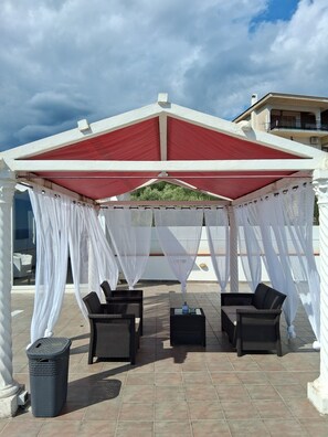 ت�ناول الطعام بالخارج