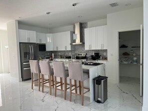 Four à micro-ondes, un four, lave-vaisselle