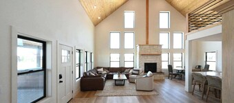 6BR Luxury Cabin Hot Tub Sleeps 15 Near Yellowstone & Island Park Reservoir