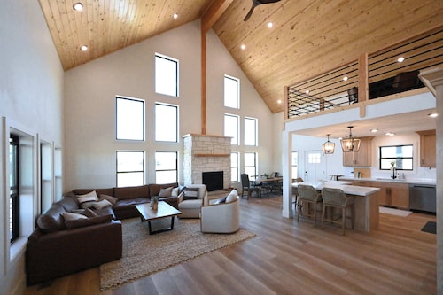 New! 6BR  Hot Tub  Sleeps 15  Near Yellowstone & Island Park Reservoir