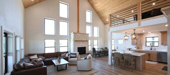 New! 6BR  Hot Tub  Sleeps 15  Near Yellowstone & Island Park Reservoir