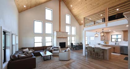 Luxurious Cabin w/ Hot Tub Near Yellowstone