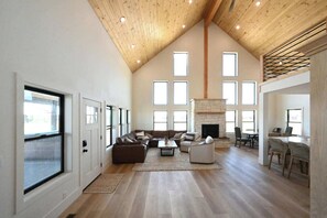 TV, fireplace - New! 6BR  Hot Tub  Sleeps 15  Near Yellowstone & Island Park Reservoir (Island Park)