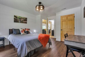 2 bedrooms, free WiFi, bed sheets, wheelchair access - Tucked-Away Treasure (Logan)