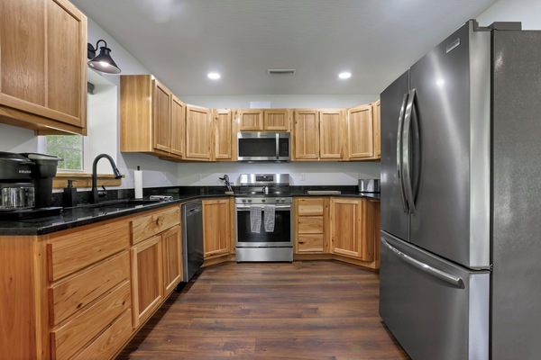 Een magnetron, een oven, een kookplaat, een vaatwasser