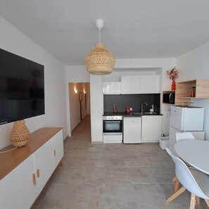 ثلاجة، ميكروويف، فرن، ماكينة لصنع القهوة/الشاي