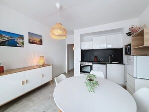 Fridge, microwave, oven, coffee/tea maker