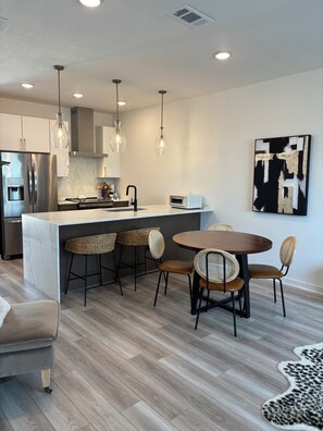 Dining - The Midtown Retreat – Near TAMU (College Station)