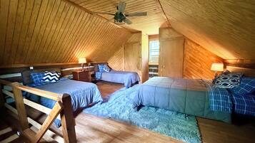 2 bedrooms, desk, iron/ironing board, WiFi