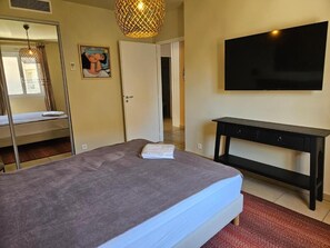 3 bedrooms, iron/ironing board, WiFi, bed sheets