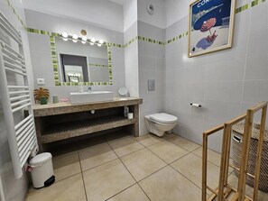 Douche, sèche-cheveux, serviettes fournies
