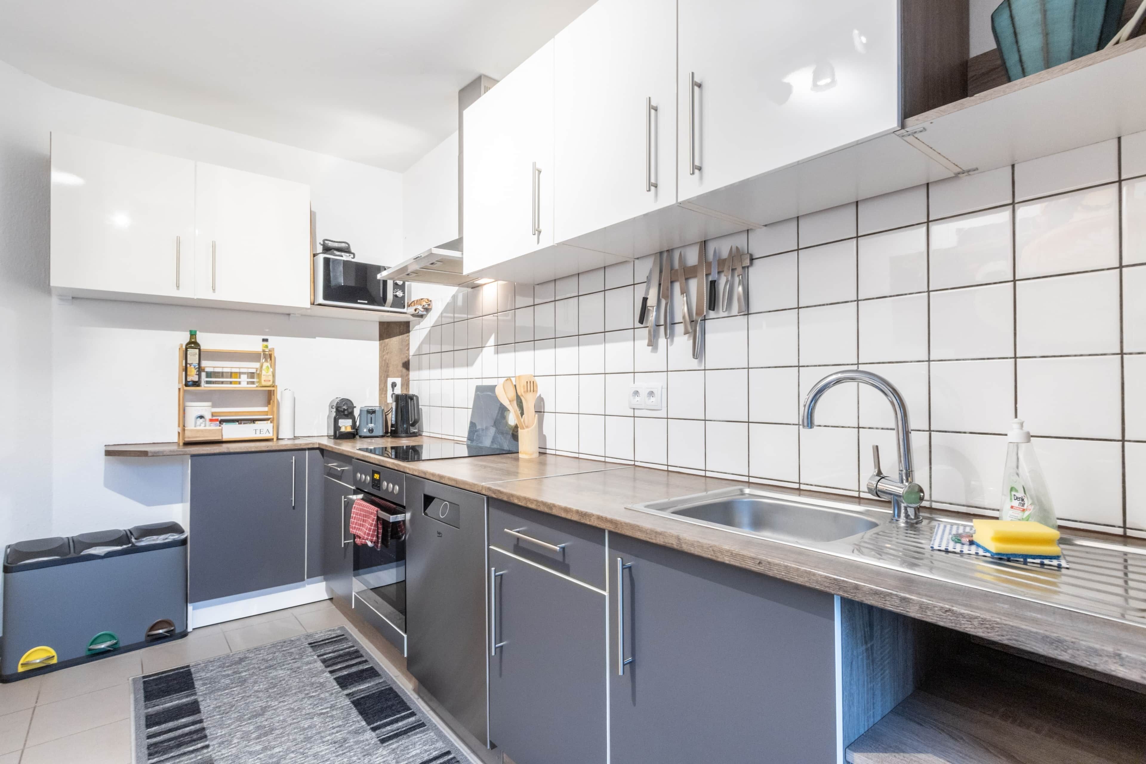 Kühlschrank, Ofen, Herdplatte, Kochgeschirr/Geschirr/Besteck