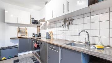 Kühlschrank, Ofen, Herdplatte, Kochgeschirr/Geschirr/Besteck