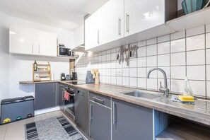 Fridge, oven, stovetop, cookware/dishes/utensils