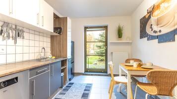 Kühlschrank, Ofen, Herdplatte, Kochgeschirr/Geschirr/Besteck