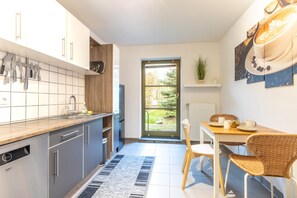 Fridge, oven, stovetop, cookware/dishes/utensils