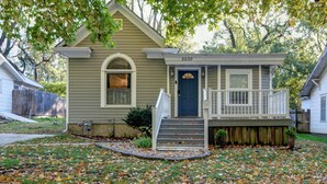 A single-story house with a front porch, a front door, and a mailbox. - Charming & Cozy 3-bedroom house in wonderful Springfield with AC (Springfield)