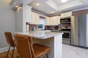 Private kitchen - Charming & Cozy 3-bedroom house in wonderful Springfield with AC (Springfield)