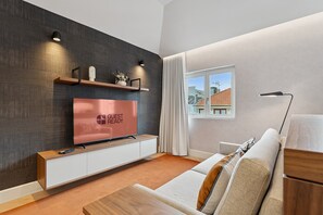 TV - GuestReady - Stylish base steps from attractions (Porto)