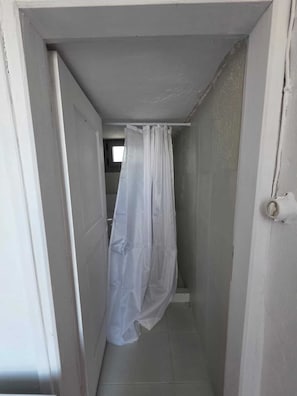 تجهيزات دش، مجففات شعر، مناشف، صابون