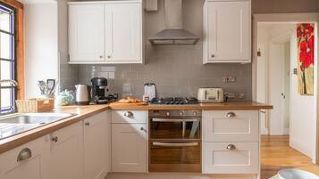 Réfrigérateur, four, lave-vaisselle, cafetière/bouilloire