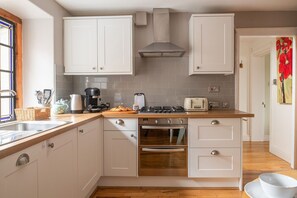 Jääkaappi, uuni, astianpesukone, kahvin-/teenkeitin