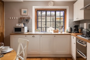 Fridge, oven, dishwasher, coffee/tea maker