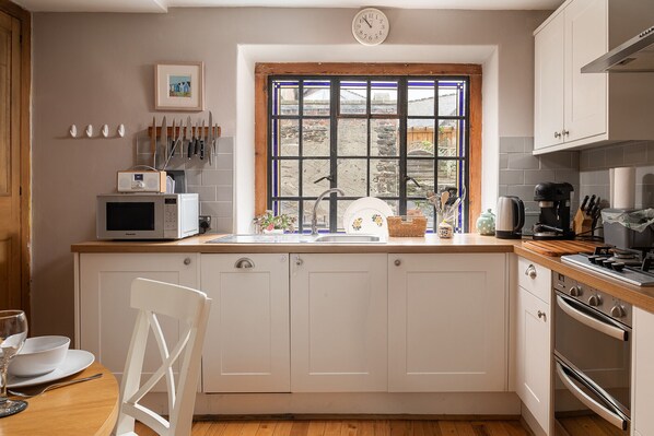 Fridge, oven, dishwasher, coffee/tea maker