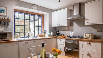 Kühlschrank, Ofen, Geschirrspüler, Wasserkocher mit Kaffee-/Teezubehör