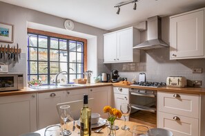 Fridge, oven, dishwasher, coffee/tea maker