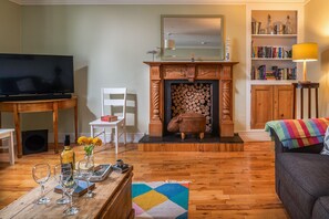 TV - Castle Reach - Two Bedroom Apartment, Sleeps 4 (Conwy)