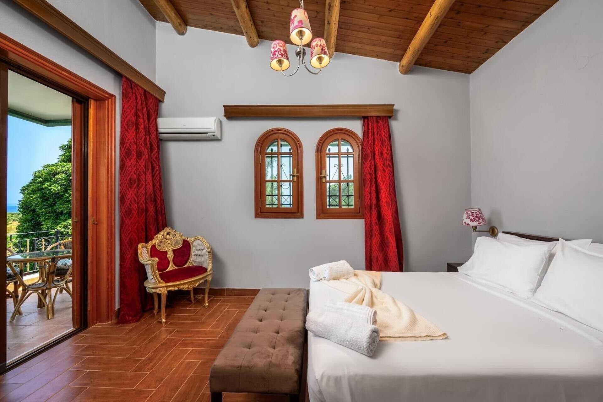 3 habitaciones, tabla de planchar con plancha, wifi y ropa de cama 