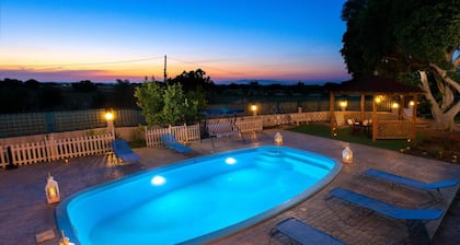Apartamento de 3 dormitorios con piscina privada, vistas al mar, Wi-Fi y aire acondicionado