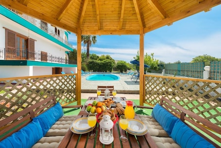 Ristorazione all'aperto. Appartamento '3 Camere da Letto con Piscina Privata', Vista Mare, Wi-Fi e Aria Condizionata