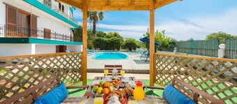 3-Bedroom Apartment with Private Pool, Sea View, Wi-Fi and Air Conditioning